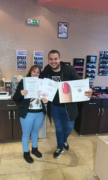 Дипломиране на курсисти по маникюр в Mony Nails Academy