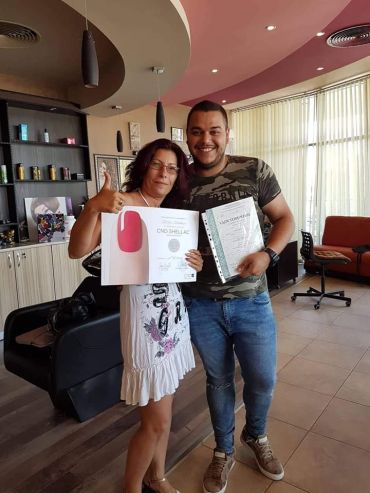 Дипломиране на курсисти по маникюр в Mony Nails Academy