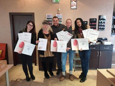 Дипломиране на курсисти по маникюр в Mony Nails Academy