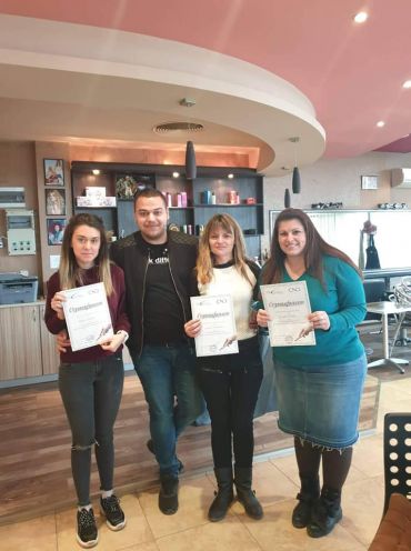 Дипломиране на курсисти по маникюр в Mony Nails Academy