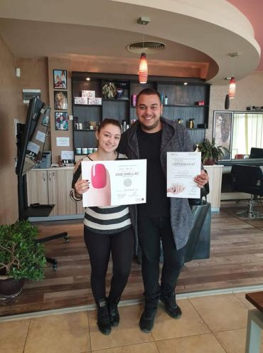 Дипломиране на курсисти по маникюр в Mony Nails Academy
