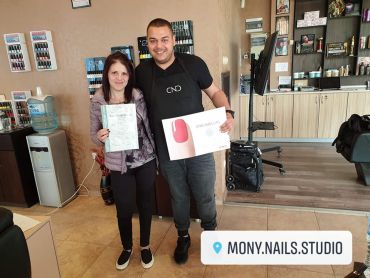 Дипломиране на курсисти по маникюр в Mony Nails Academy