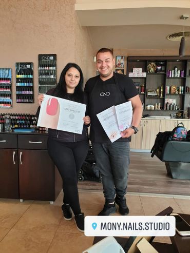 Дипломиране на курсисти по маникюр в Mony Nails Academy