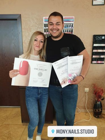 Дипломиране на курсисти по маникюр в Mony Nails Academy