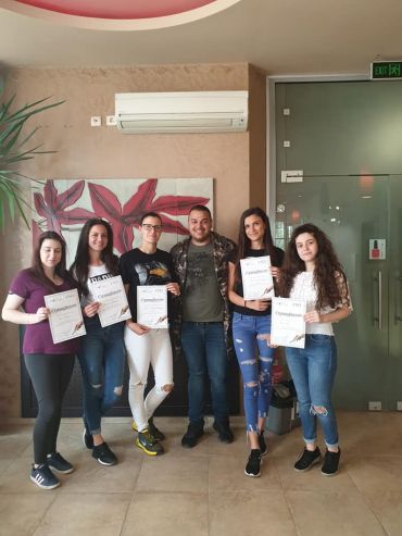 Дипломиране на курсисти по маникюр в Mony Nails Academy