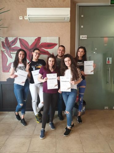 Дипломиране на курсисти по маникюр в Mony Nails Academy