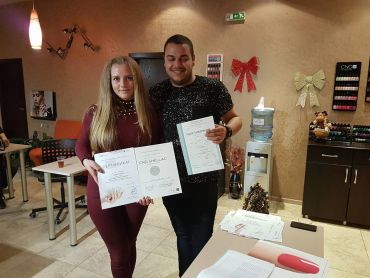 Дипломиране на курсисти по маникюр в Mony Nails Academy