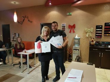 Дипломиране на курсисти по маникюр в Mony Nails Academy