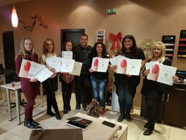 Дипломиране на курсисти по маникюр в Mony Nails Academy