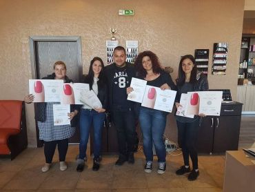 Дипломиране на курсисти по маникюр в Mony Nails Academy