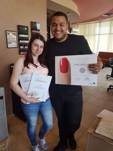 Дипломиране на курсисти по маникюр в Mony Nails Academy
